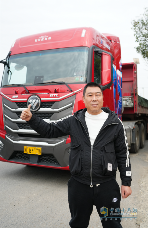 百公里省10L油！劉師傅：歐曼星翼520混動(dòng)重卡運(yùn)輸砂石料高效節(jié)油效益好