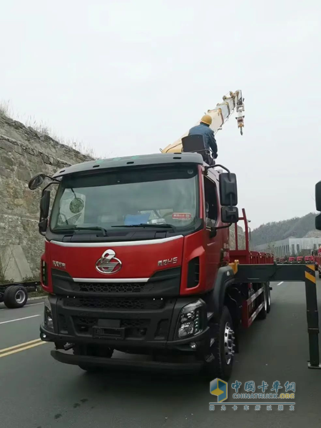 別犯難！乘龍H5隨車(chē)吊，助你「一臂之力」