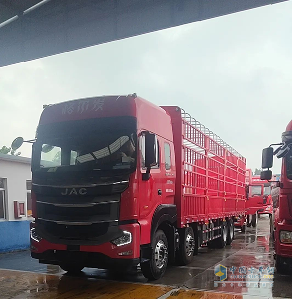 綠通運(yùn)輸包致富！江淮格爾發(fā)8×4載貨車大“鮮”身手！