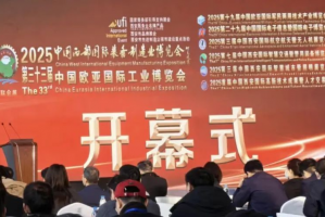 智領(lǐng)商用車新航道 陜汽重卡&卡爾動(dòng)力無人駕駛重卡閃耀2025西部制博會