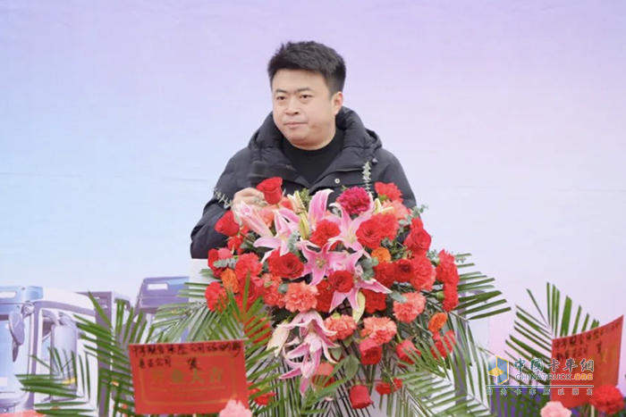 綠動(dòng)啟程！百臺(tái)徐工純電動(dòng)牽引車閃耀西北