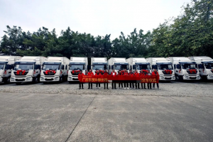10輛東風(fēng)天錦快遞車(chē)交付柳州大客戶