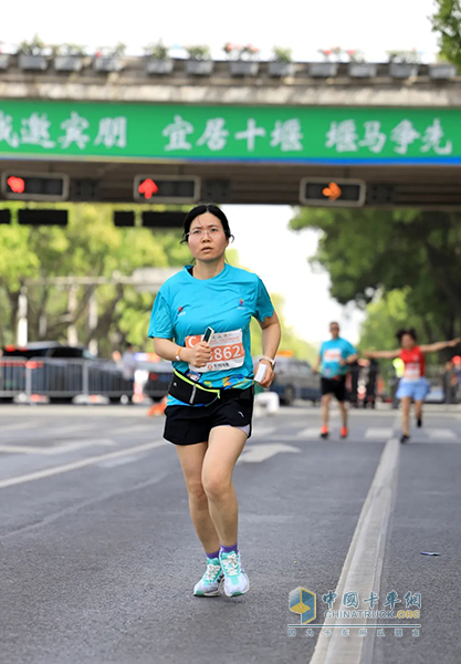 挑戰(zhàn)自我！超越極限！堰馬賽道上，看東風(fēng)營銷人奔跑向未來