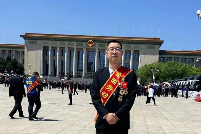 中集車輛旗下駐馬店華駿鑄造公司鐘源同志榮獲“全國勞動模范”榮譽稱號！