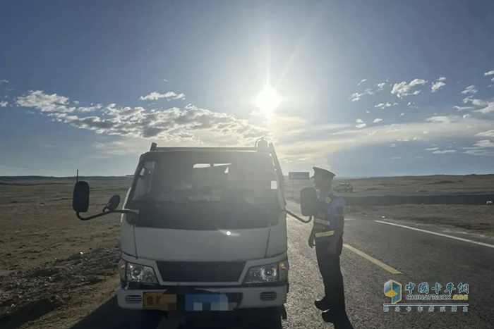 新疆阿勒泰查獲一危化品運輸車未配備押運員