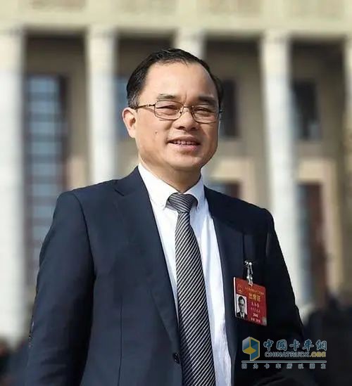 全國(guó)人大代表、長(zhǎng)安汽車黨委書記、董事長(zhǎng)朱華榮在2023年兩會(huì)提出《關(guān)于保障新能源汽車健康協(xié)同發(fā)展的建議》。