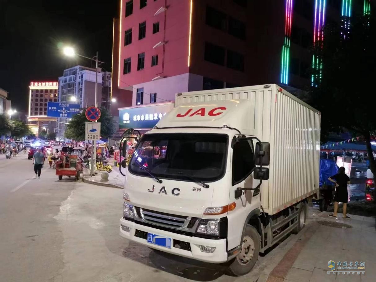 拉水果跑運(yùn)輸，他說江淮1卡駿鈴讓他快人一步