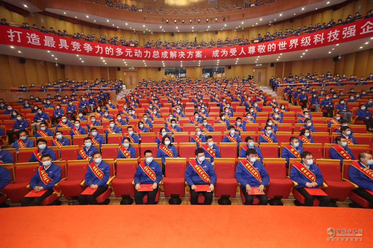 譚旭光二十多年來，帶領(lǐng)濰柴心無旁騖攻主業(yè)，扎根專業(yè)領(lǐng)域精心鉆研，掌握了一批別人拿不走、全國叫得響、全球立得住的自主可控關(guān)鍵核心技術(shù)