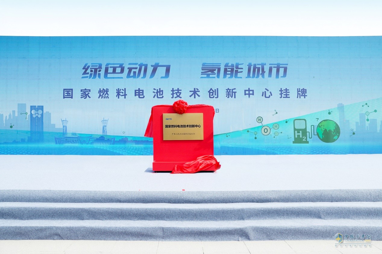 譚旭光二十多年來，帶領(lǐng)濰柴心無旁騖攻主業(yè)，扎根專業(yè)領(lǐng)域精心鉆研，掌握了一批別人拿不走、全國叫得響、全球立得住的自主可控關(guān)鍵核心技術(shù)