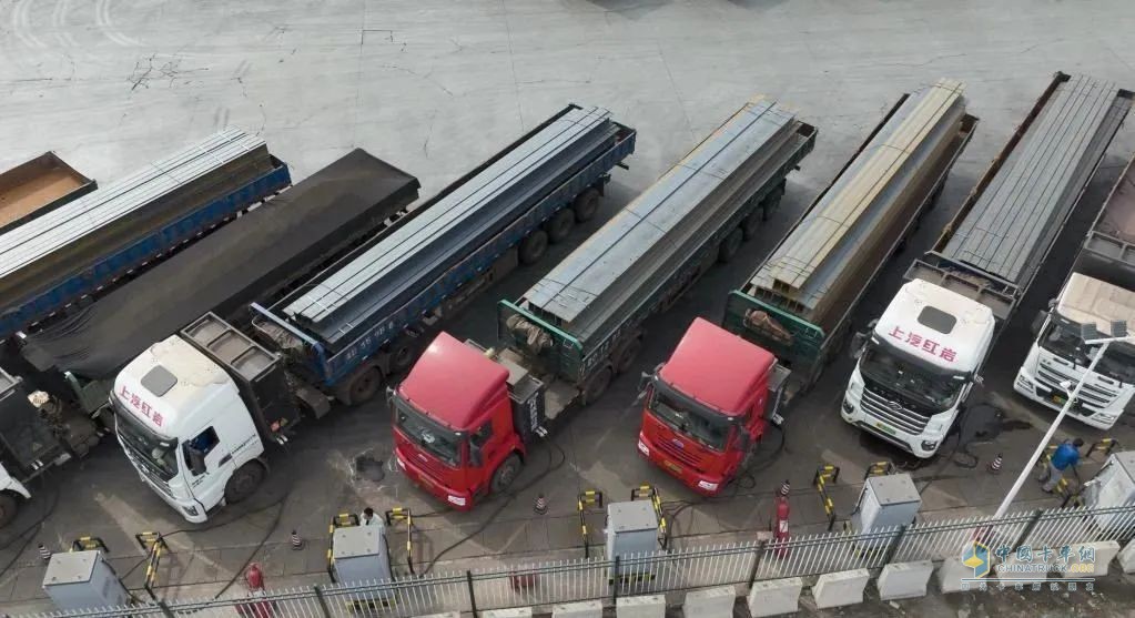 近年來，唐山市以提升綠色出行服務(wù)為出發(fā)點，以公交線網(wǎng)布局、慢行系統(tǒng)提升、無障礙化建設(shè)、普惠均等化發(fā)展為抓手，將“新型基礎(chǔ)設(shè)施”與“傳統(tǒng)基礎(chǔ)設(shè)施”融合發(fā)展，不斷提升綠色出行的服務(wù)效率和質(zhì)量，讓綠色出行理念深入人心。