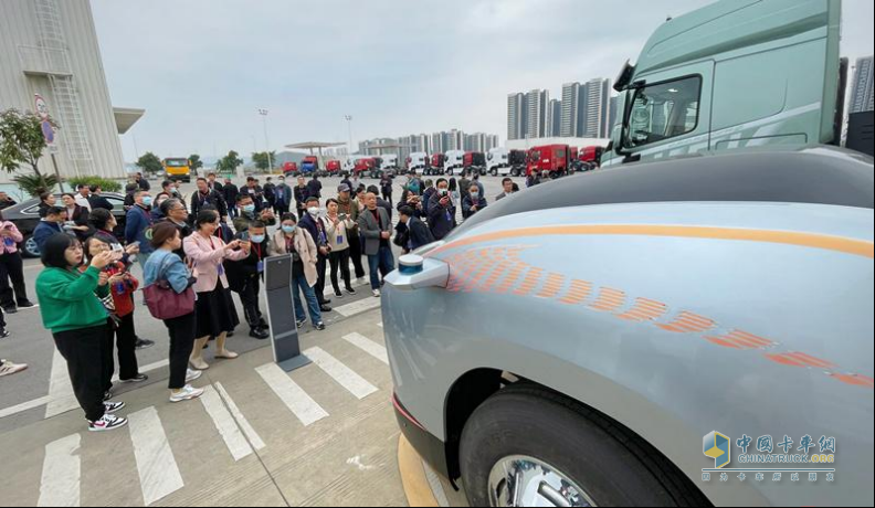 柳州汽車(chē)工業(yè)轉(zhuǎn)型“頭排兵”，東風(fēng)柳汽乘龍“秀肌肉”