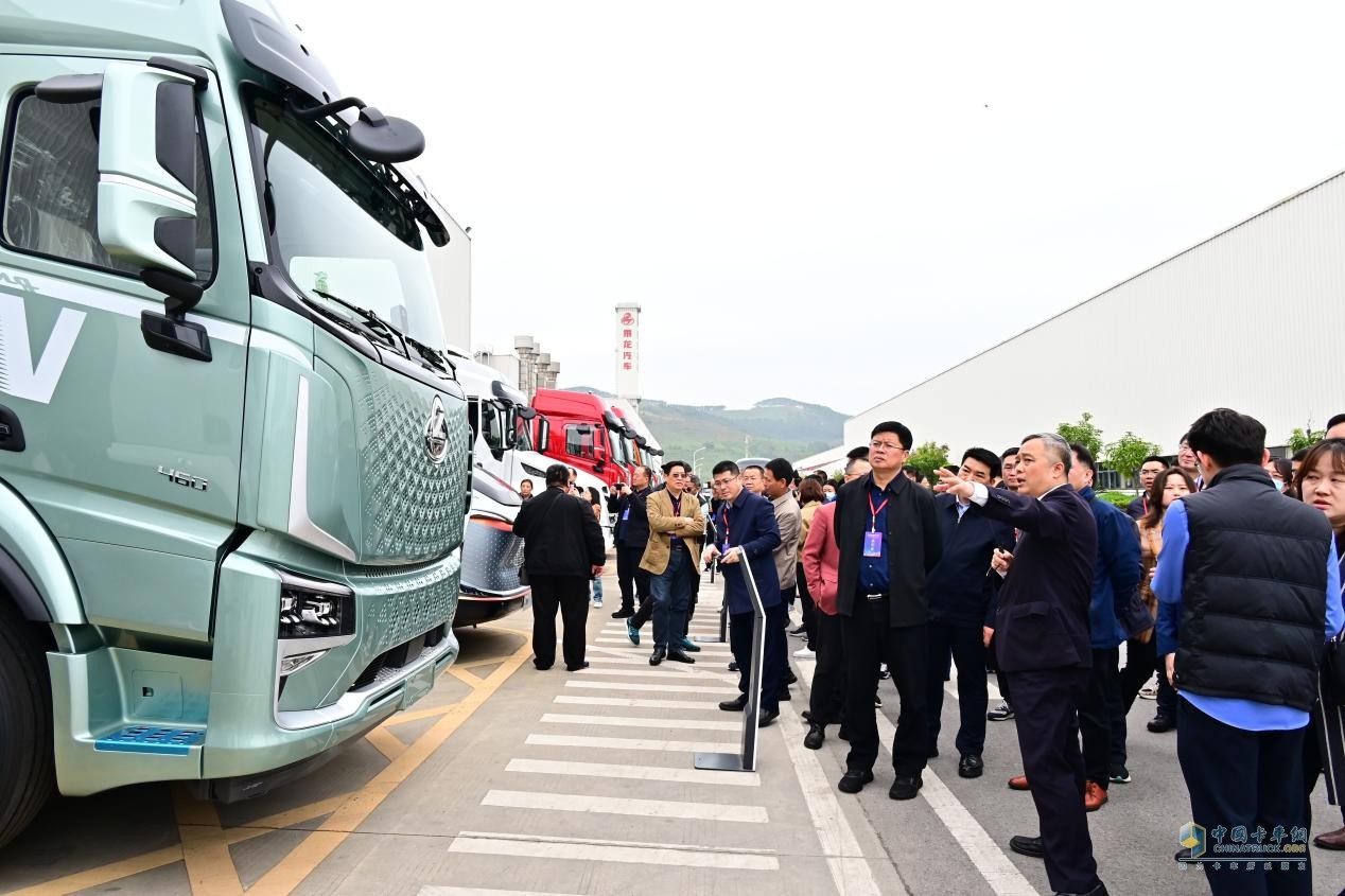 柳州汽車(chē)工業(yè)轉(zhuǎn)型“頭排兵”，東風(fēng)柳汽乘龍“秀肌肉”