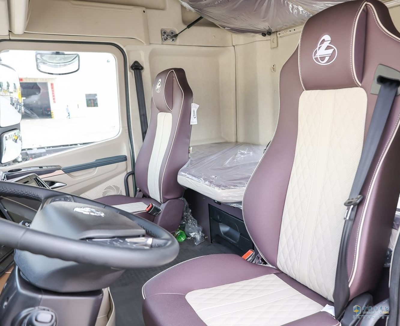 乘龍H5V、乘龍H7喜獲“金蜂盛典”卡車兄弟信賴車型獎(jiǎng)