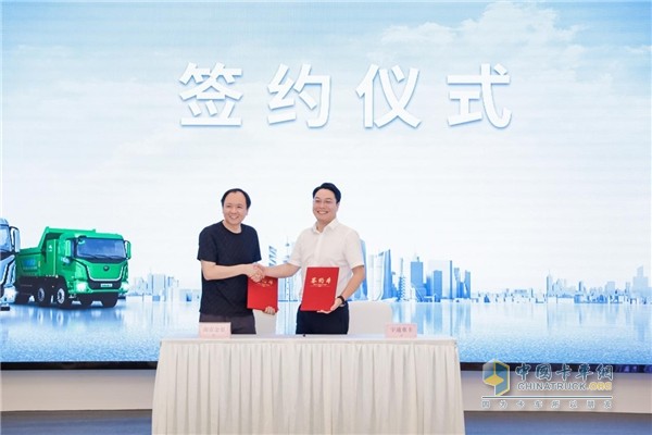 現(xiàn)場(chǎng)簽約超百臺(tái)！宇通重卡全系新品亮相南京