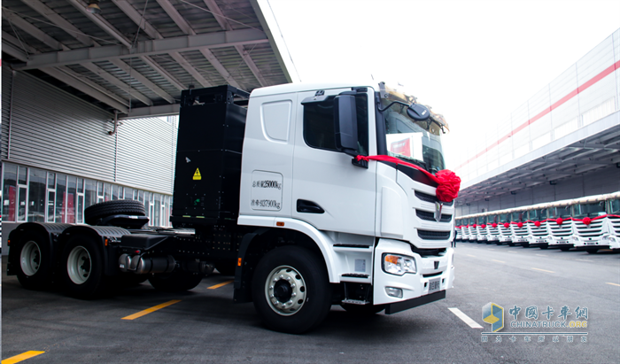 現(xiàn)場交付30臺！聯(lián)合重卡新能源車型助力電動宜賓綠色發(fā)展