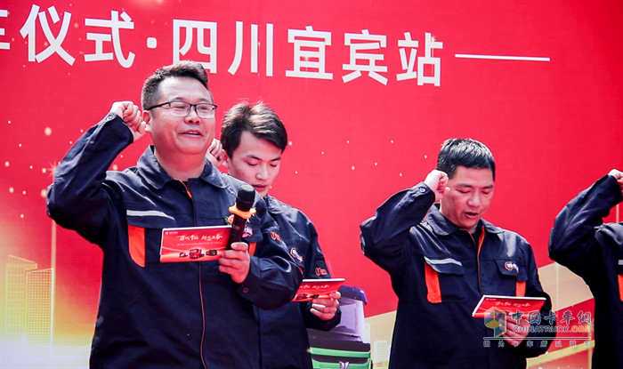 現(xiàn)場交付30臺！聯(lián)合重卡新能源車型助力電動宜賓綠色發(fā)展