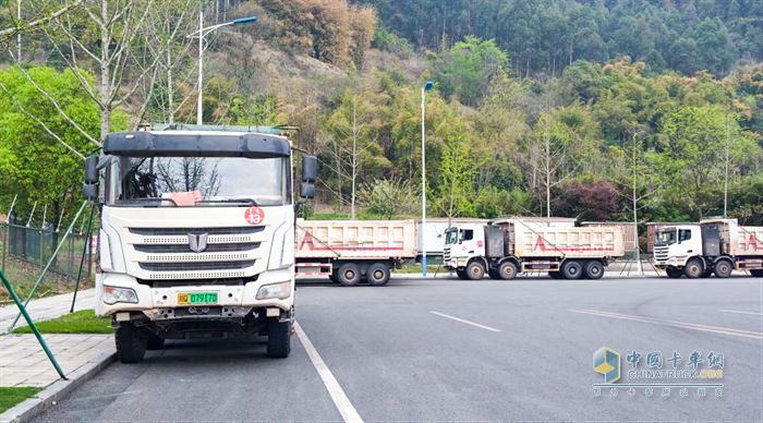 現(xiàn)場交付30臺！聯(lián)合重卡新能源車型助力電動宜賓綠色發(fā)展