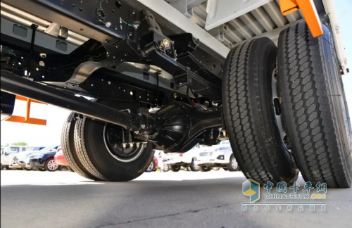 可載6人 翼放工程車以硬核實(shí)力助力電力搶修任務(wù)高效完成