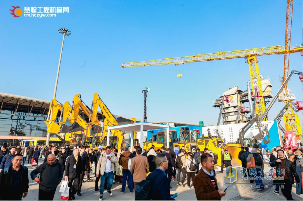 寶馬展榮耀見證，中集凌宇純電動攪拌車斬獲“2024工程機械行業(yè)TOP10年度榜·明星產(chǎn)品質(zhì)量之星獎”