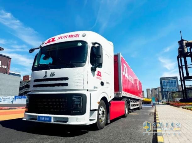 榮獲值得用戶(hù)信賴(lài)純電干線(xiàn)物流運(yùn)輸車(chē)獎(jiǎng)項(xiàng) 長(zhǎng)城重卡展新能源實(shí)力