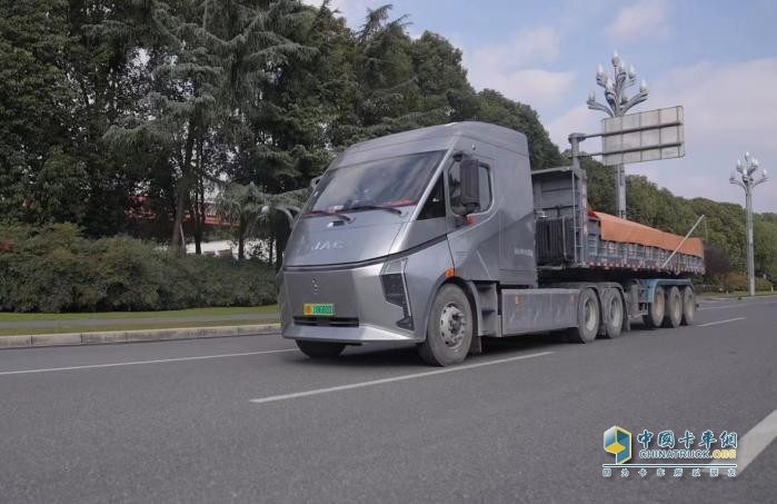 DeepWay深向星辰6×4換電牽引車(chē)榮獲值得用戶信賴(lài)純電干線物流運(yùn)輸車(chē)獎(jiǎng)項(xiàng)