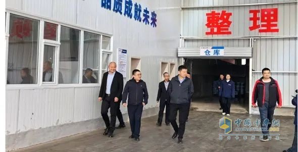 陜汽重卡同朔區(qū)域服務(wù)轉(zhuǎn)型 “陜耀店戰(zhàn)略簽署暨批量交車儀式”圓滿落幕！