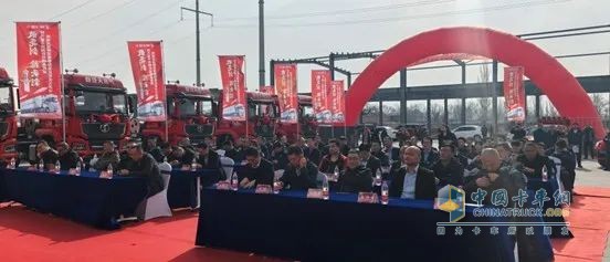 陜汽重卡同朔區(qū)域服務(wù)轉(zhuǎn)型 “陜耀店戰(zhàn)略簽署暨批量交車儀式”圓滿落幕！