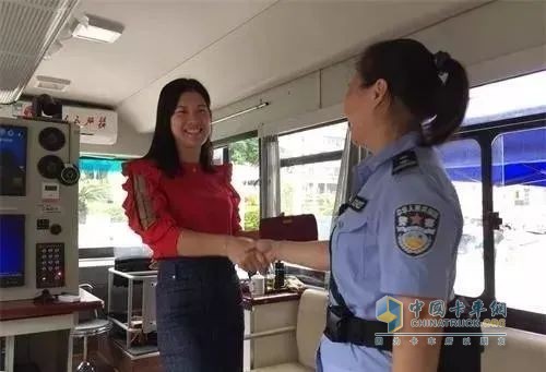 警務(wù)前移 觸角前伸—移動(dòng)警務(wù)室以 “警” 護(hù)春色，用 “心” 筑平安