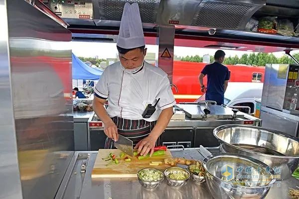 森源鴻馬多功能飲食保障車：應(yīng)急救援中的 “移動(dòng)廚房”