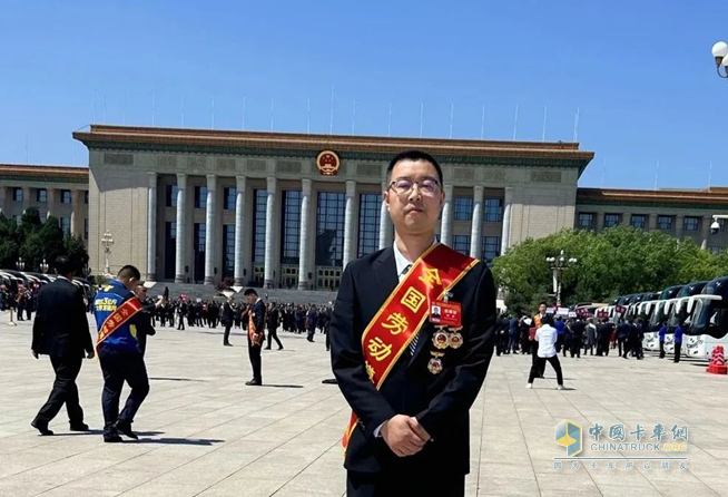 中集車輛旗下駐馬店華駿鑄造公司鐘源同志榮獲“全國勞動模范”榮譽(yù)稱號！