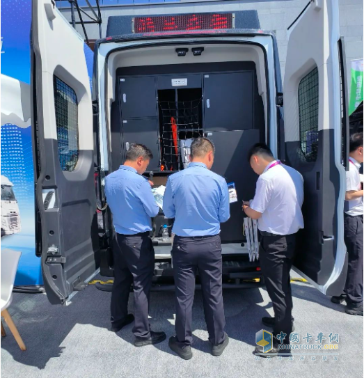 森源鴻馬閃耀第十二屆警用裝備博覽會(huì)：詮釋“移動(dòng)通信指揮車平臺(tái)智能制造者”實(shí)力