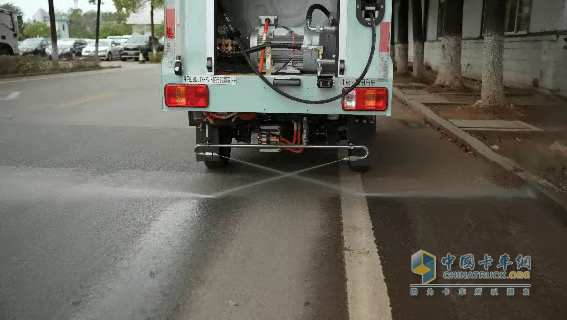 福田普羅科微微卡路面養(yǎng)護車