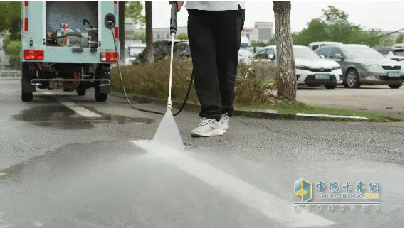 福田普羅科微微卡路面養(yǎng)護車