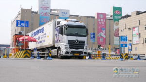 無懼挑戰(zhàn) 川藏線上奔馳卡車的領(lǐng)“鮮”力