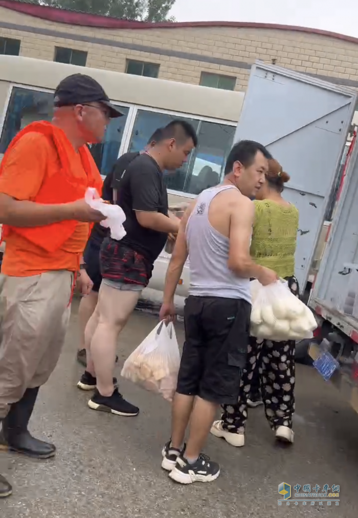 天災(zāi)無情人有情，東風(fēng)途逸李師傅、樊先生挺身而出助力抗洪救災(zāi)