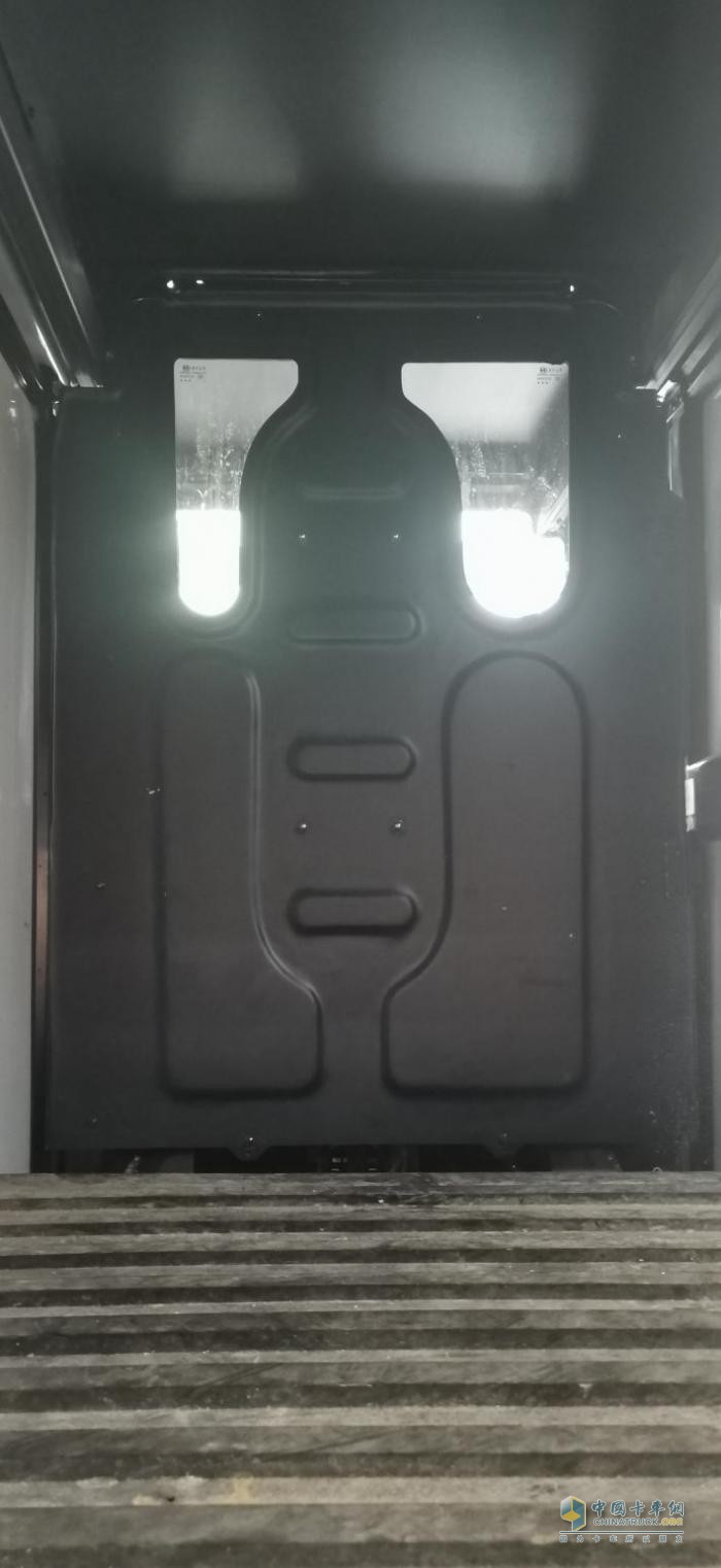在最新一批工信部公告中，記者發(fā)現(xiàn)了來(lái)自福田汽車的一輛“萌寵”型燃料電池廂式運(yùn)輸車。