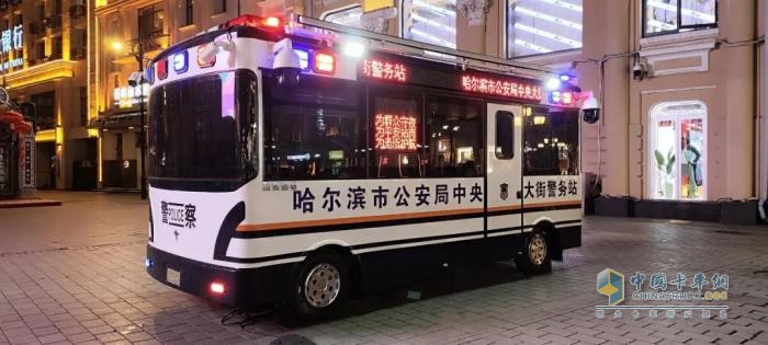 警務(wù)前移 觸角前伸—移動(dòng)警務(wù)室以 “警” 護(hù)春色，用 “心” 筑平安