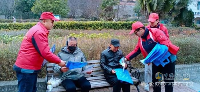 學(xué)雷鋒，樹新風(fēng)，陜汽志愿者與你同行！