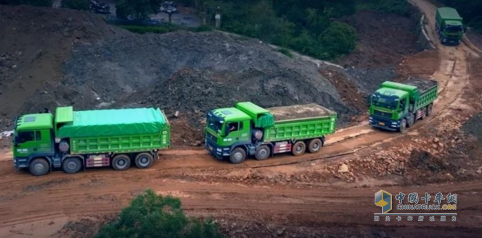中國重汽汕德卡渣土車，全方位領航城建致富之路！