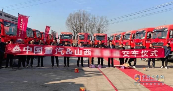 2025喜報(bào)頻傳！中國(guó)重汽豪沃重卡掀起全國(guó)交車(chē)熱潮！
