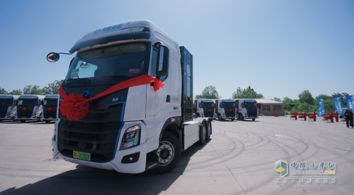 乘龍氫能源牽引批量交車，助力榮程集團(tuán)綠色轉(zhuǎn)型再提速