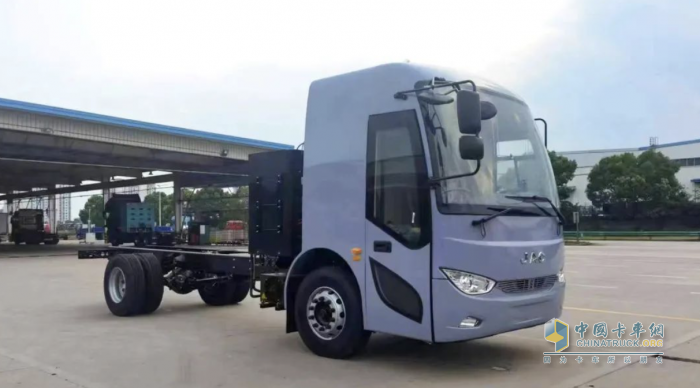 智啟未來！江淮重卡純電動18T洗掃車閃亮登場！
