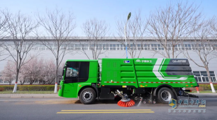 高效作業(yè)，安全護(hù)航！宇通環(huán)衛(wèi)快速路洗掃車引領(lǐng)行業(yè)加速跑！