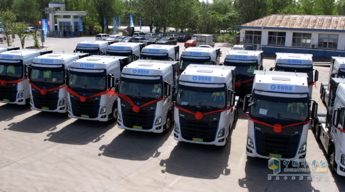 乘龍氫能源牽引批量交車，助力榮程集團(tuán)綠色轉(zhuǎn)型再提速