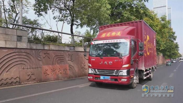 進口水果零擔(dān)運輸，湘妹子開江淮1卡駿鈴過愜意生活！