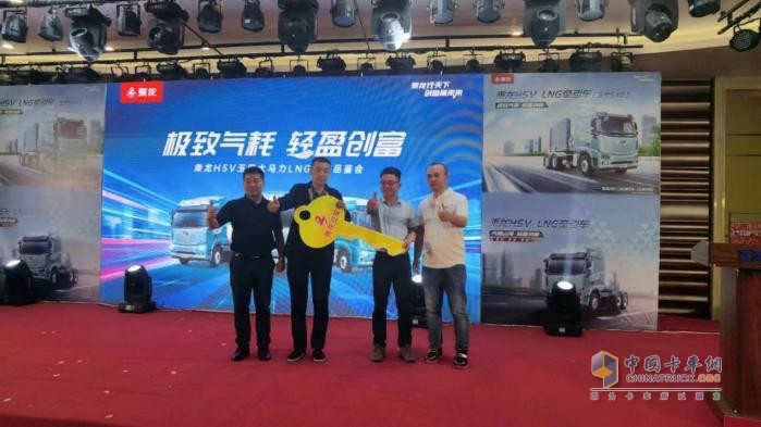 川魯熱銷(xiāo)！乘龍H5V LNG燃?xì)廛?chē)成為用戶推崇賺錢(qián)神器！
