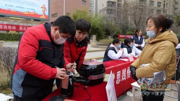 學(xué)雷鋒，樹新風(fēng)，陜汽志愿者與你同行！