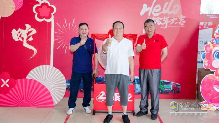 現(xiàn)場訂車62臺，乘龍L2VCNG增程輕卡武漢閃耀上市