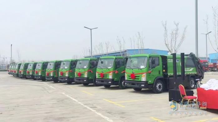 宇通新能源環(huán)衛(wèi)車交付周口，助力打造城鄉(xiāng)垃圾收運(yùn)新標(biāo)桿！