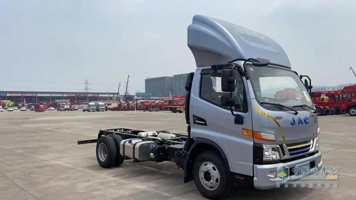 江淮1卡：駿鈴聚寶盆D25車型來(lái)襲，“混動(dòng)雙星”持續(xù)引領(lǐng)行業(yè)